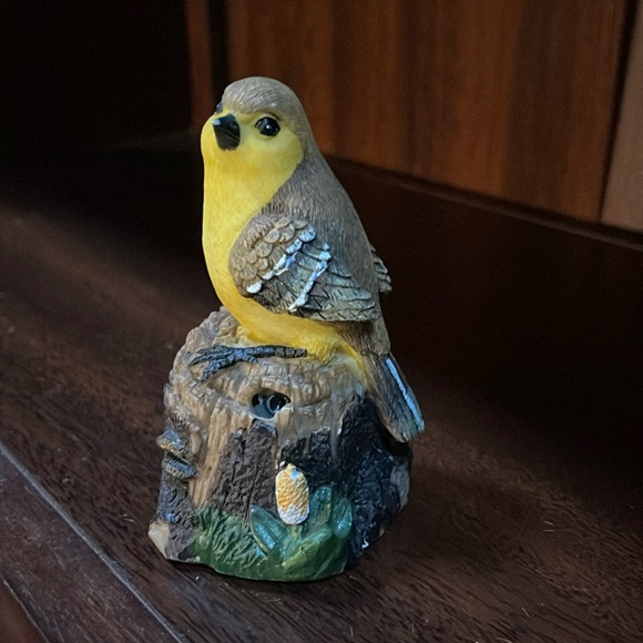 Bird singing figurine activated by motion sensor - Picture 1 of 8